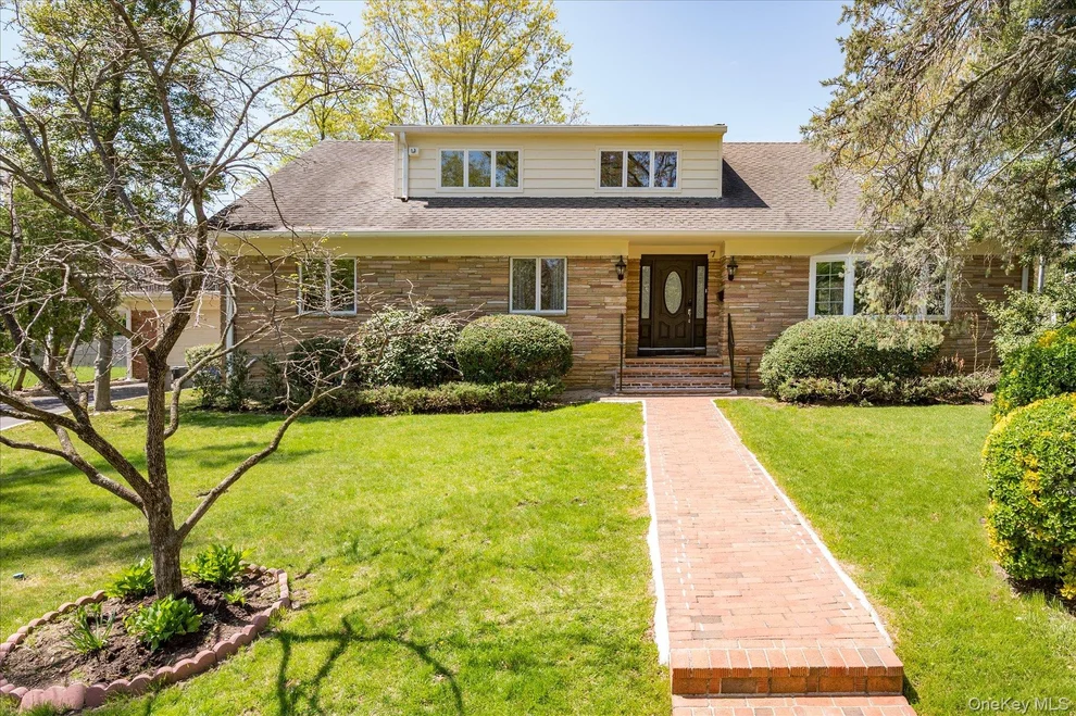 Unit for sale at 7 Elliot Road, North Hempstead, NY 11021