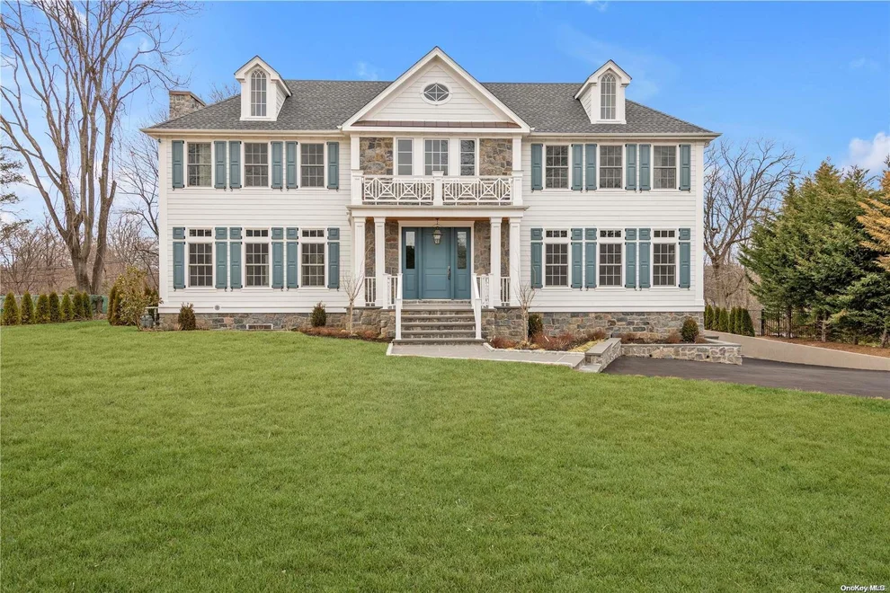 Unit for sale at 135 Woodhill Lane, North Hempstead, NY 11030