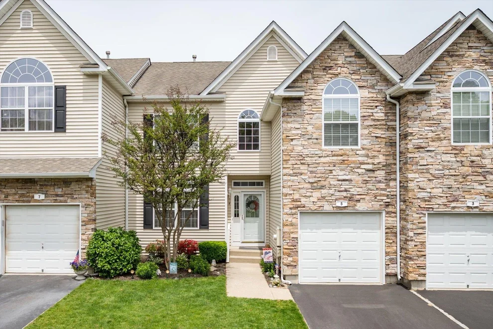 Unit for sale at 5 Mantack Path, Smithtown, NY 11754