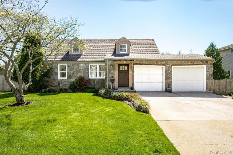 Unit for sale at 5 Erlwein Court, Oyster Bay, NY 11758