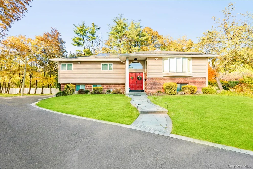 Unit for sale at 24 Jeffrey Lane, North Hempstead, NY 11020