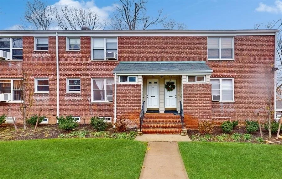 Unit for sale at 83 Edwards Street, North Hempstead, NY 11577