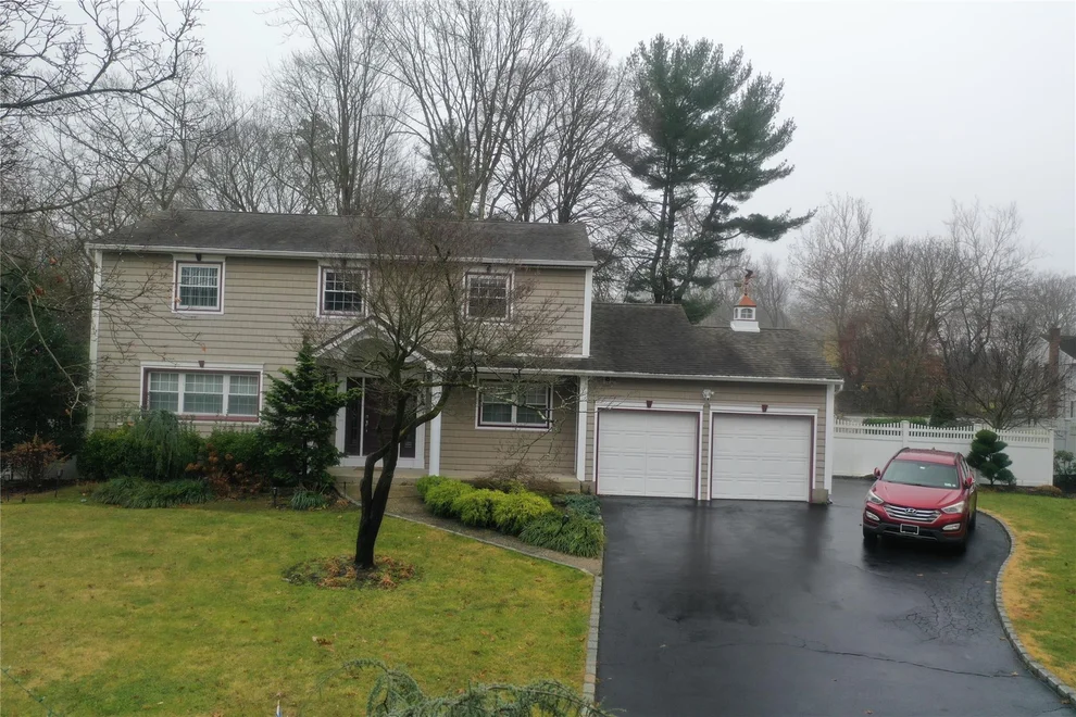 Unit for sale at 18 Burgundy Ln, Smithtown, NY 11767