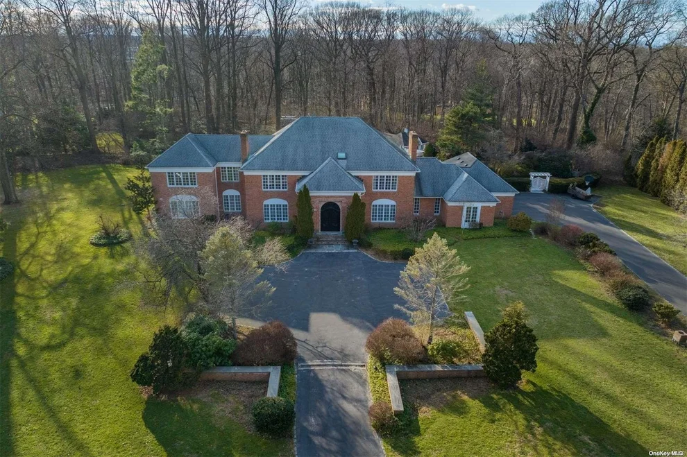 Unit for sale at 10 Overlook Court, Oyster Bay, NY 11560