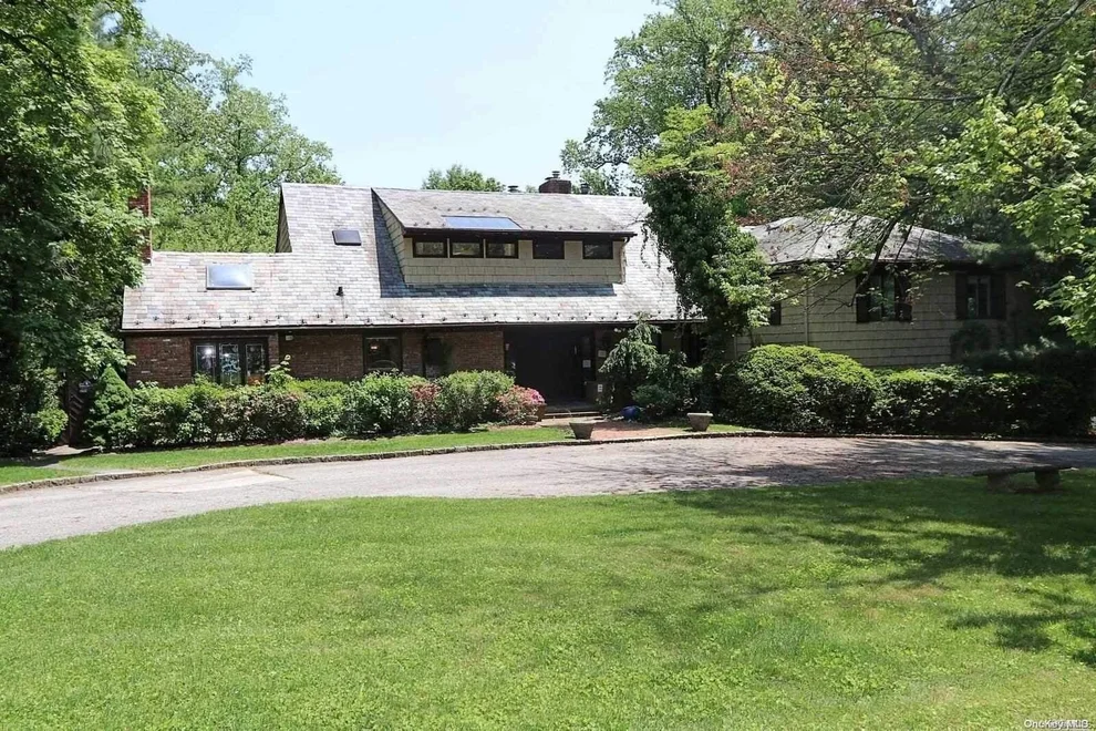 Unit for sale at 3 Lighthouse Road, North Hempstead, NY 11024
