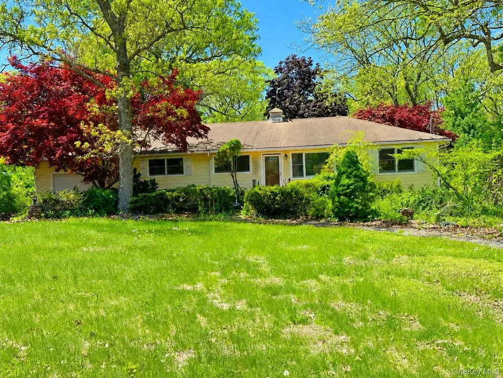 Unit for sale at 20 Croft Lane, Smithtown, NY 11787