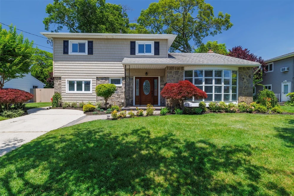 Unit for sale at 4 Beaumont Avenue, Oyster Bay, NY 11758