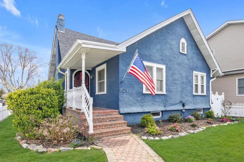 Unit for sale at 121 Central Parkway, Hempstead, NY 11566