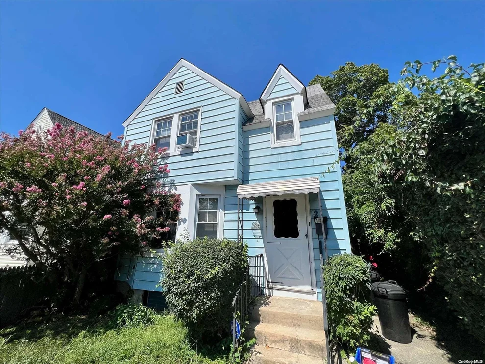 Unit for sale at 2 Continental Court, Oyster Bay, NY 11542