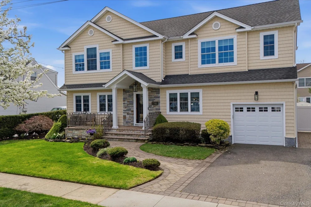 Unit for sale at 192 N Chestnut Street, Oyster Bay, NY 11758