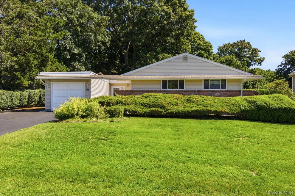 Unit for sale at 9 Bowman Lane, Smithtown, NY 11754