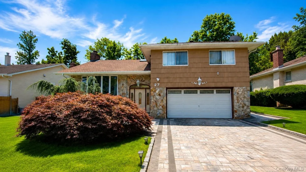 Unit for sale at 27 Barrypark Court, North Hempstead, NY 11507