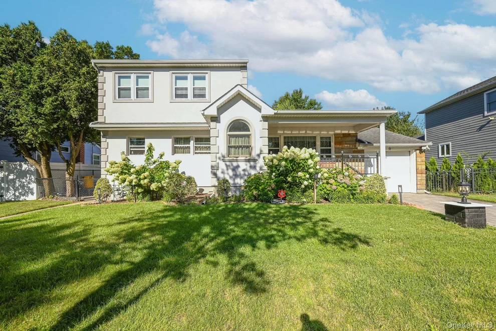 Unit for sale at 9 Evelyn Lane, Oyster Bay, NY 11791