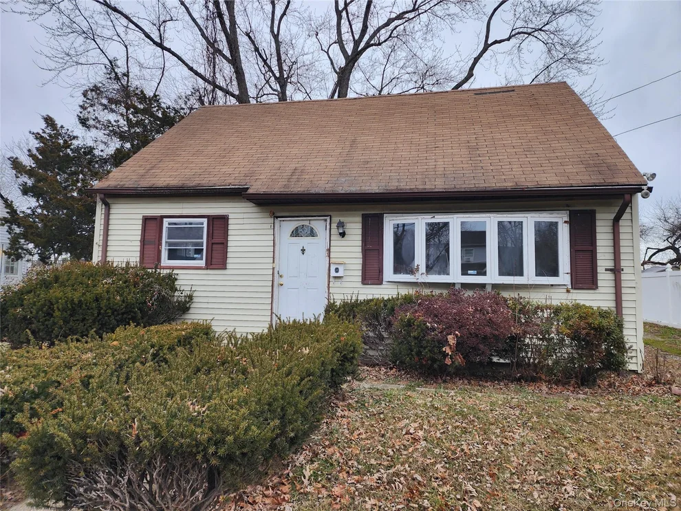 Unit for sale at 33 Parkway Boulevard, Babylon, NY 11798