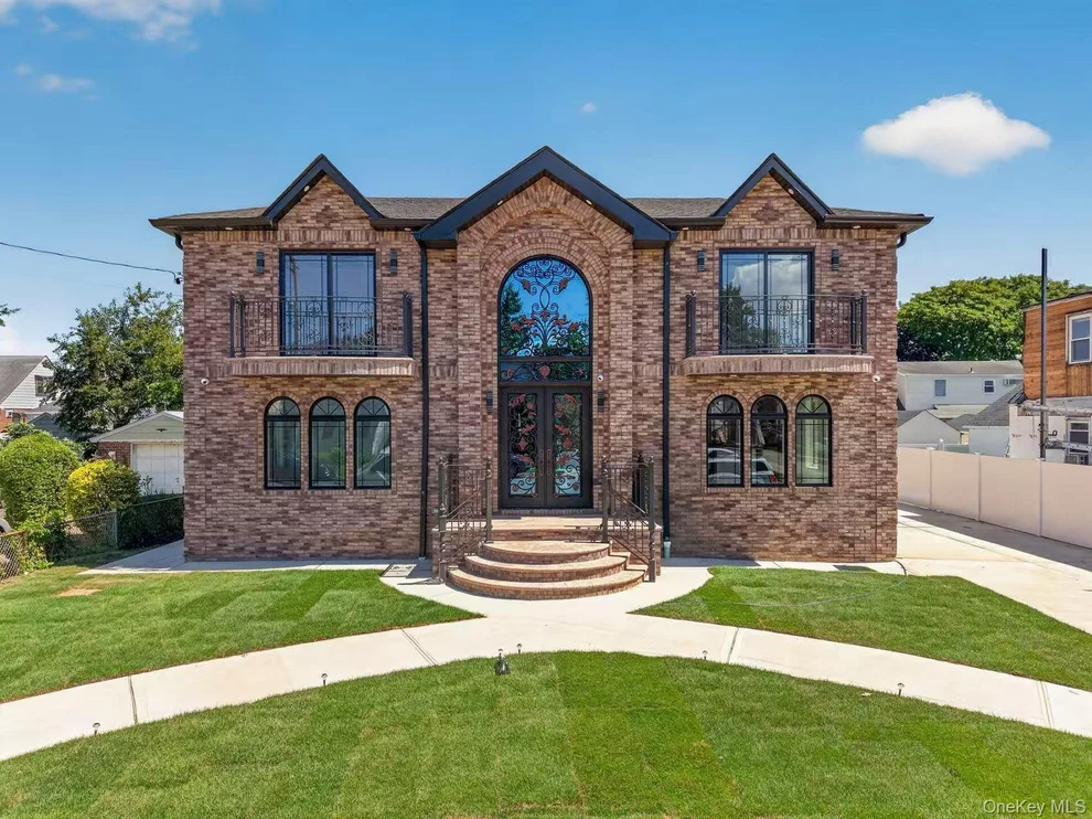 Unit for sale at 946 Cherry Lane, North Hempstead, NY 11001