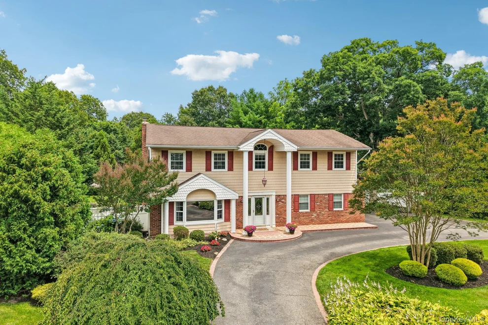 Unit for sale at 14 Thrush Court, Huntington, NY 11731