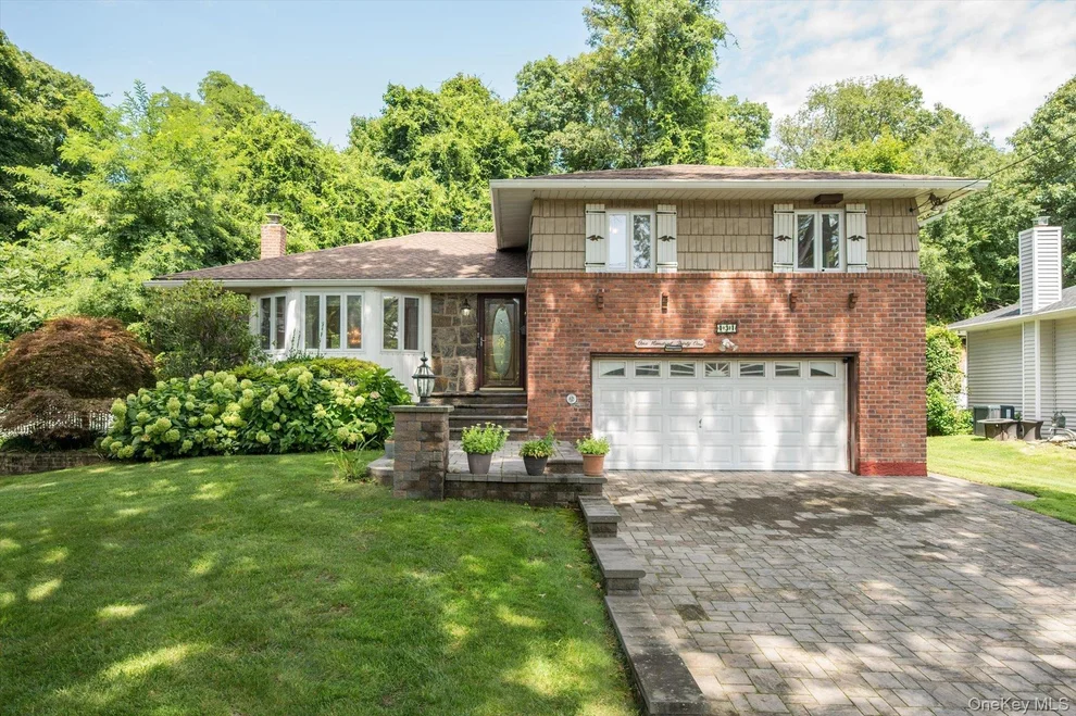 Unit for sale at 131 Stratford N, North Hempstead, NY 11577