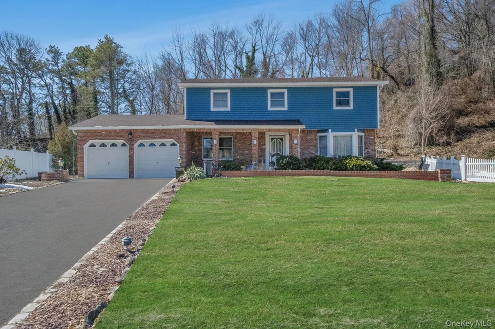 Unit for sale at 3 New Jersey Court, Huntington, NY 11746