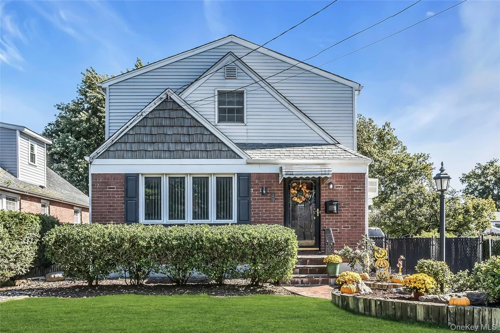 Unit for sale at 24 Fieldston Street, North Hempstead, NY 11590