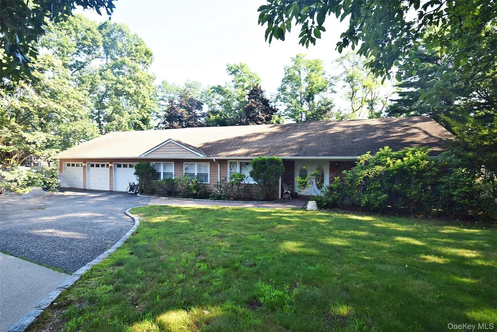 Unit for sale at 29 Ivy Hill Drive, Smithtown, NY 11787