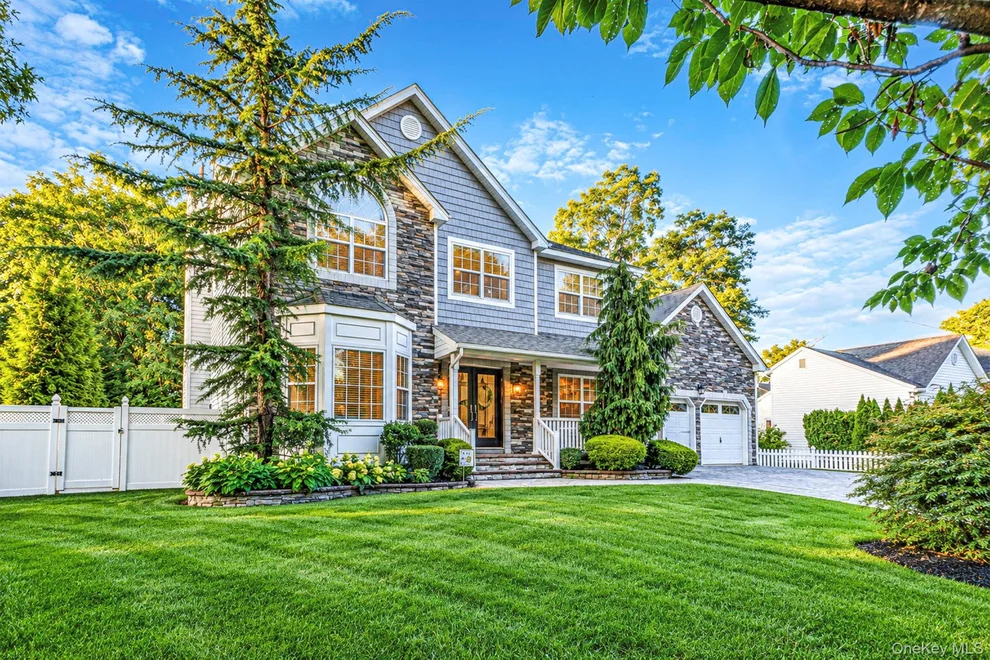 Unit for sale at 4 Crystal Brook Court, Smithtown, NY 11767