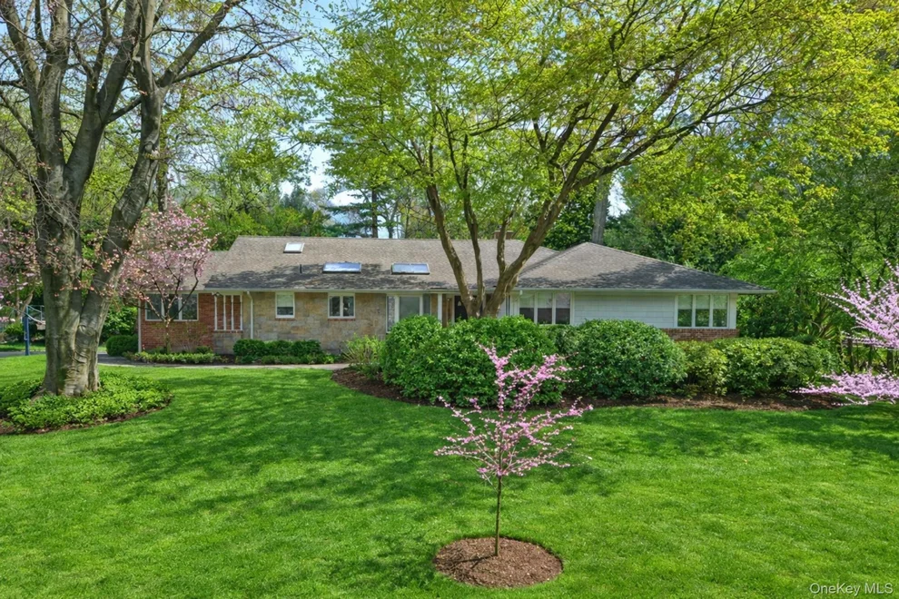 Unit for sale at 5 South Branch, North Hempstead, NY 11576