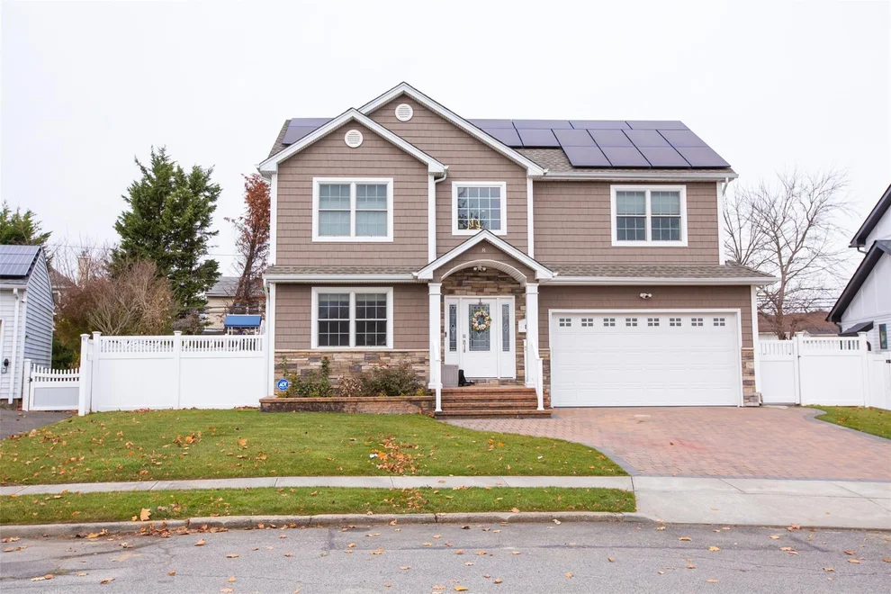 Unit for sale at 8 Lillian Lane, Oyster Bay, NY 11803