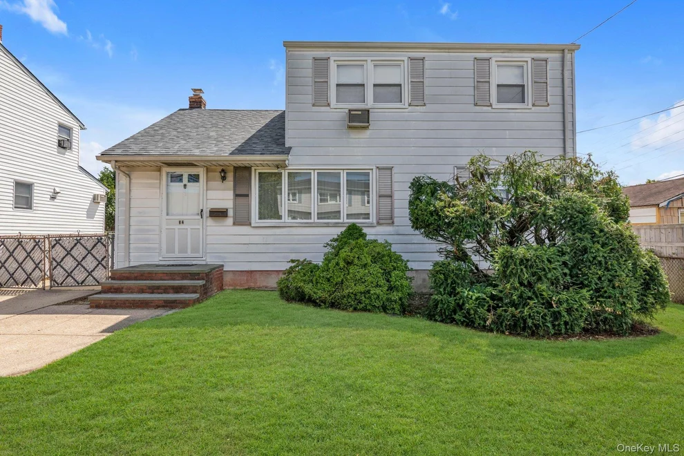 Unit for sale at 32 Jersey Street, Oyster Bay, NY 11801