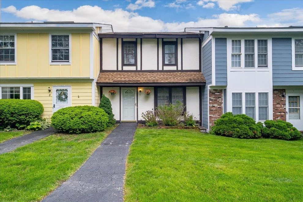 Unit for sale at 7 Sunny brook Circle, Lloyd, NY 12528