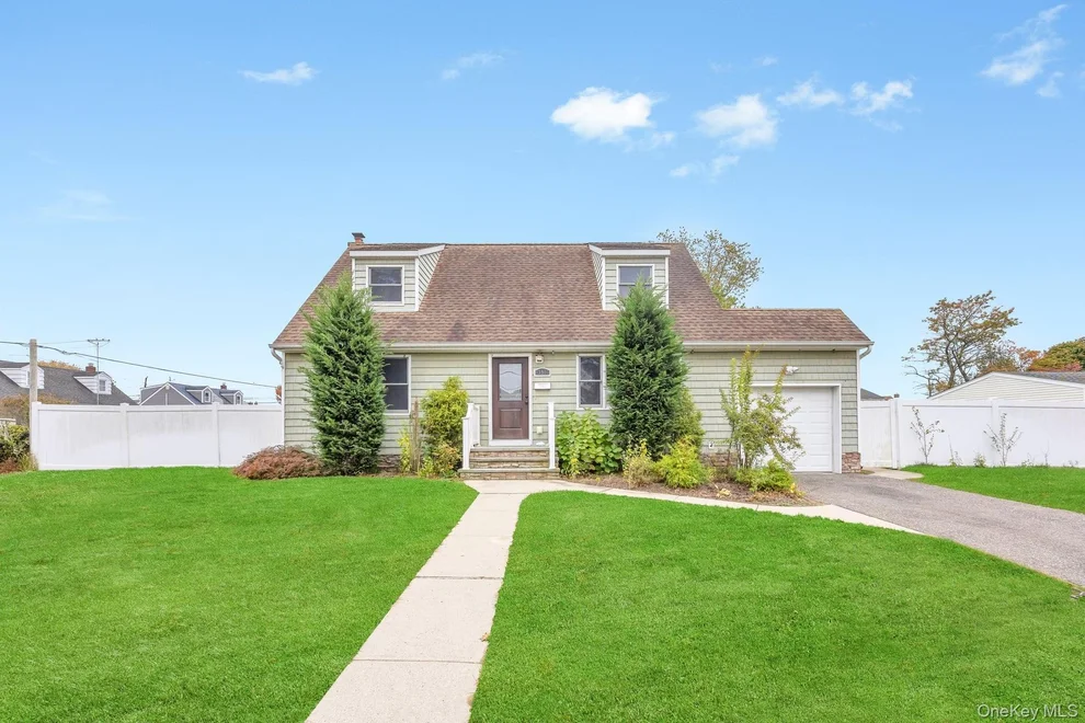 Unit for sale at 390 Parkside Court, Babylon, NY 11726