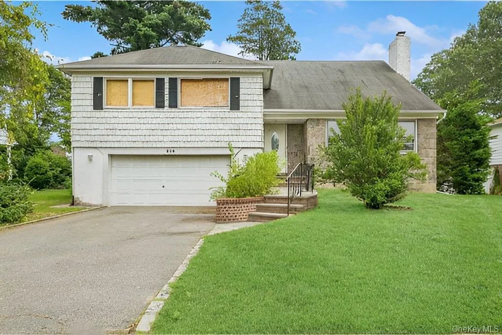 Unit for sale at 806 Pepperidge Road, North Hempstead, NY 11590