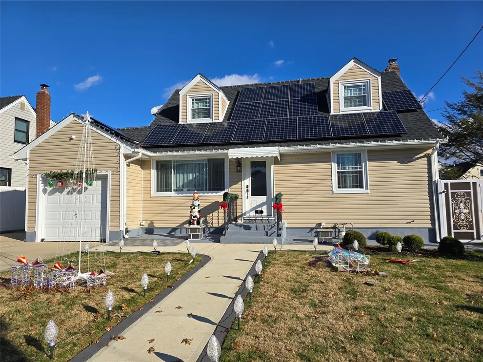 Unit for sale at 17 Hillcrest Drive, North Hempstead, NY 11590