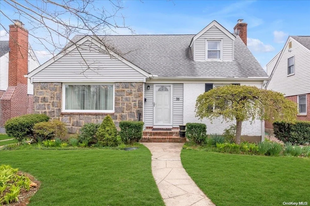 Unit for sale at 35 Beechwood Lane, North Hempstead, NY 11040
