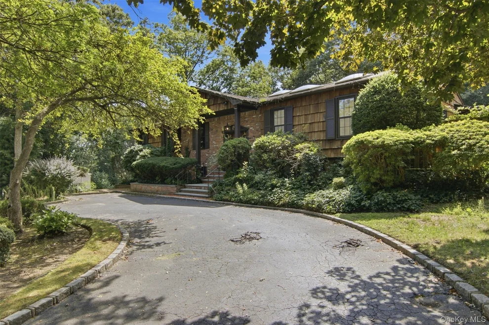 Unit for sale at 2 Cascade Court, Huntington, NY 11746