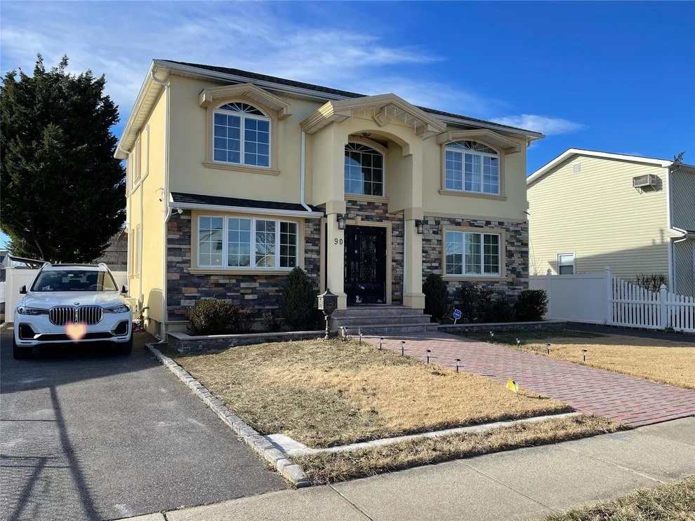 Unit for sale at 90 N Fordham Road, Oyster Bay, NY 11801
