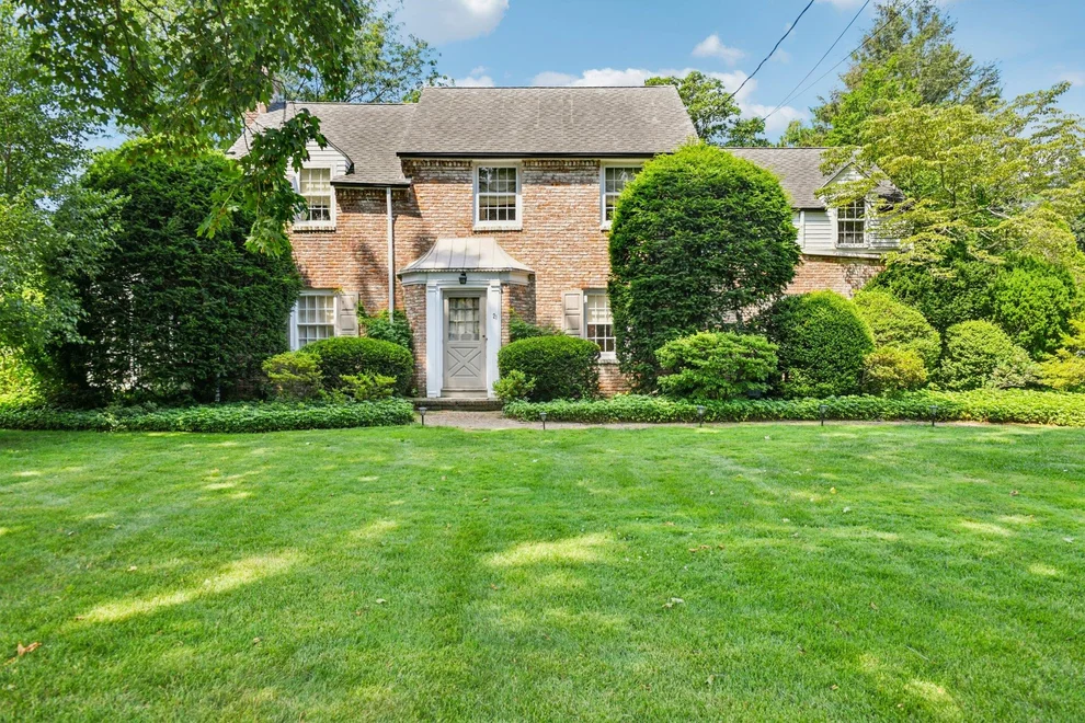 Unit for sale at 21 Orchard Drive, North Hempstead, NY 11596