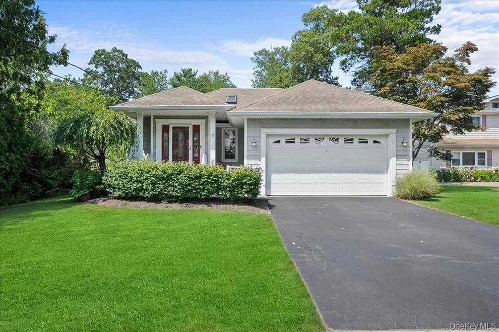 Unit for sale at 7 Cantoni Court, Babylon, NY 11703