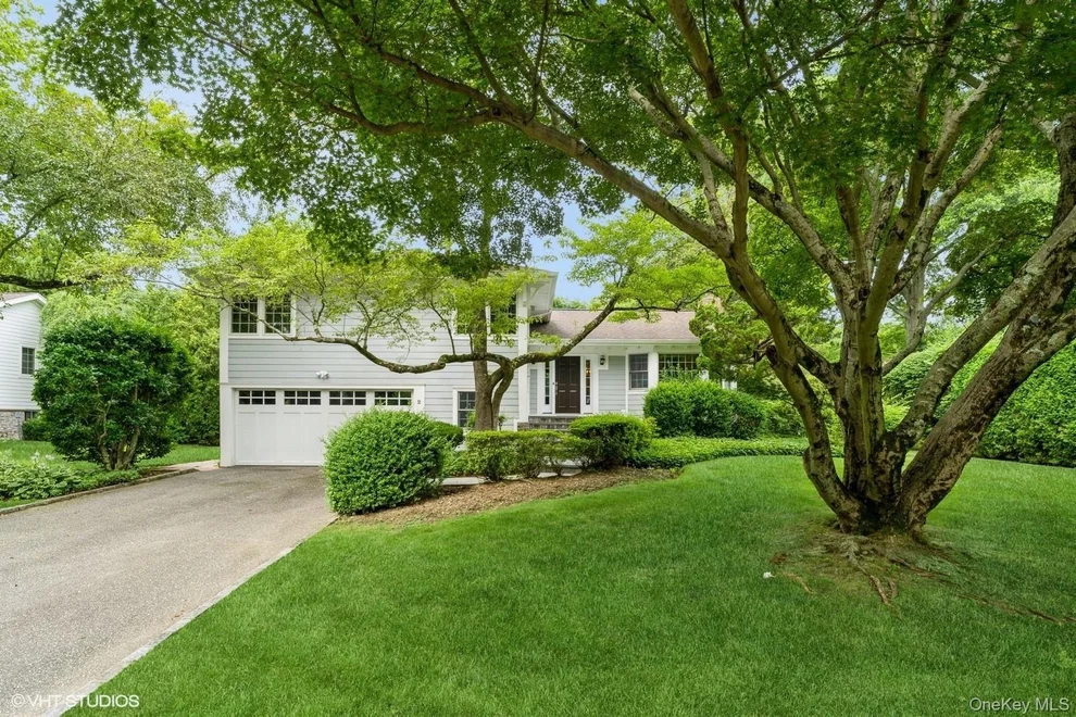Unit for sale at 2 Pinewood Road, North Hempstead, NY 11576