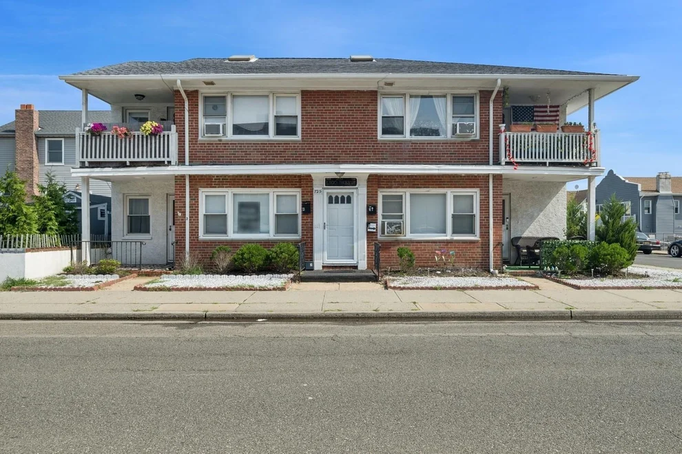 Unit for sale at 725 E Broadway, Long Beach, NY 11561