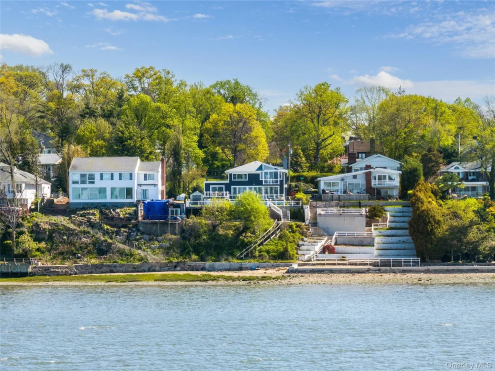 Unit for sale at 14 Shorecliff Place, North Hempstead, NY 11023
