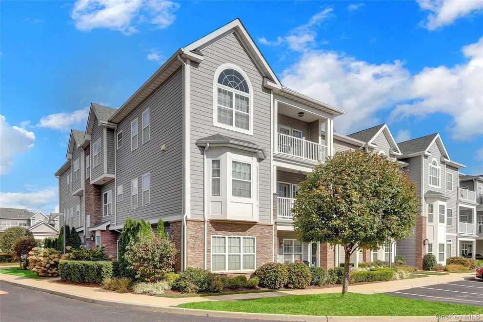 Unit for sale at 171 Clubhouse Circle, Huntington, NY 11747