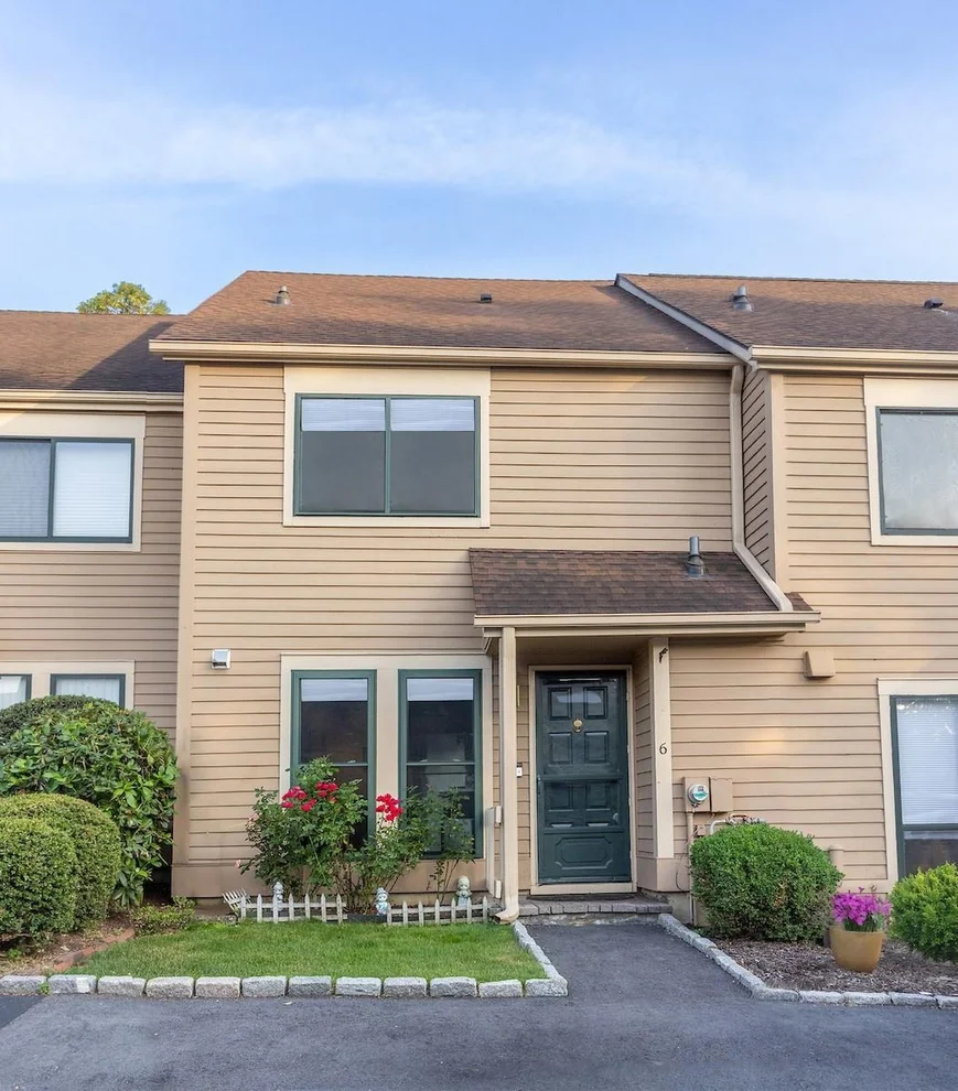 Unit for sale at 6 Lisa Court, Greenburgh, NY 10522