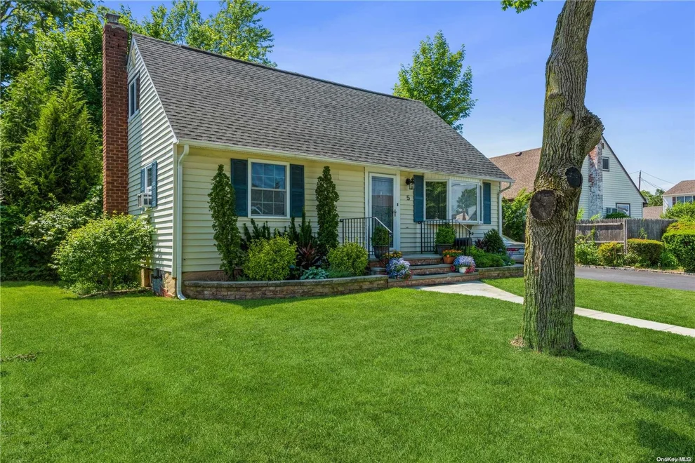 Unit for sale at 5 Rosemary Drive, Oyster Bay, NY 11758