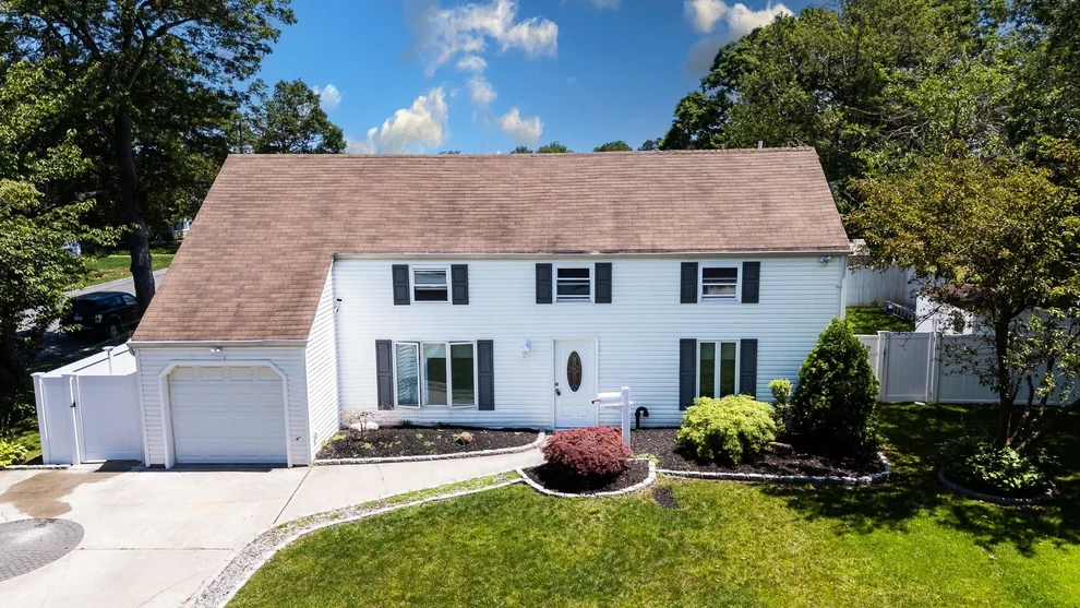 Unit for sale at 7 Lurcott Lane, Islip, NY 11722