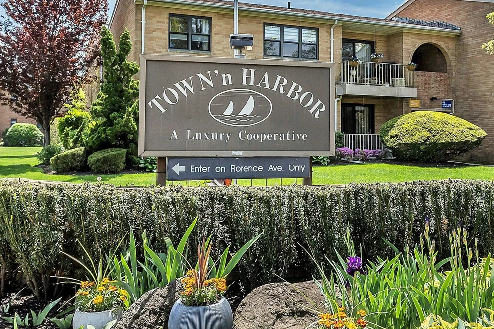 Unit for sale at 14 Florence, Hempstead, NY 11520