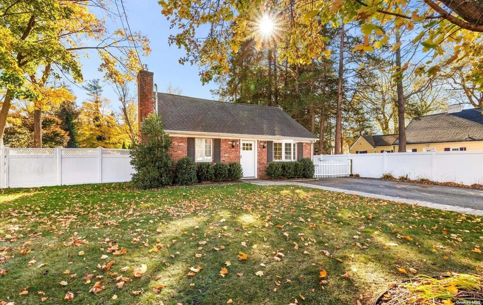 Unit for sale at 4 E Rogues Path, Huntington, NY 11746