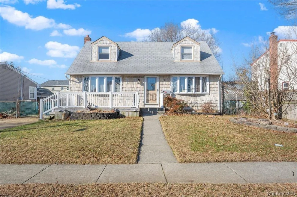 Unit for sale at 9 Stanford Lane, Oyster Bay, NY 11801