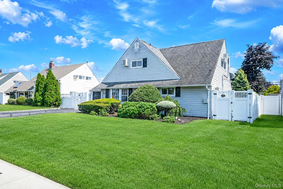 Unit for sale at 90 TWIN Lane N, Hempstead, NY 11793
