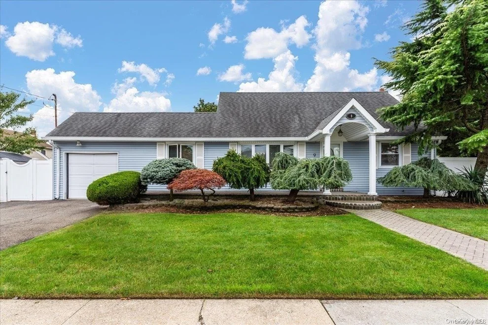 Unit for sale at 9 Balfour Drive, Oyster Bay, NY 11714