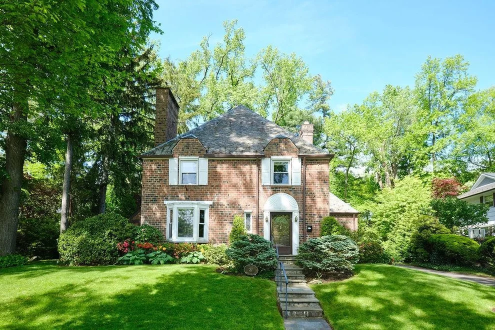 Unit for sale at 21 Hereford Road, North Hempstead, NY 11020